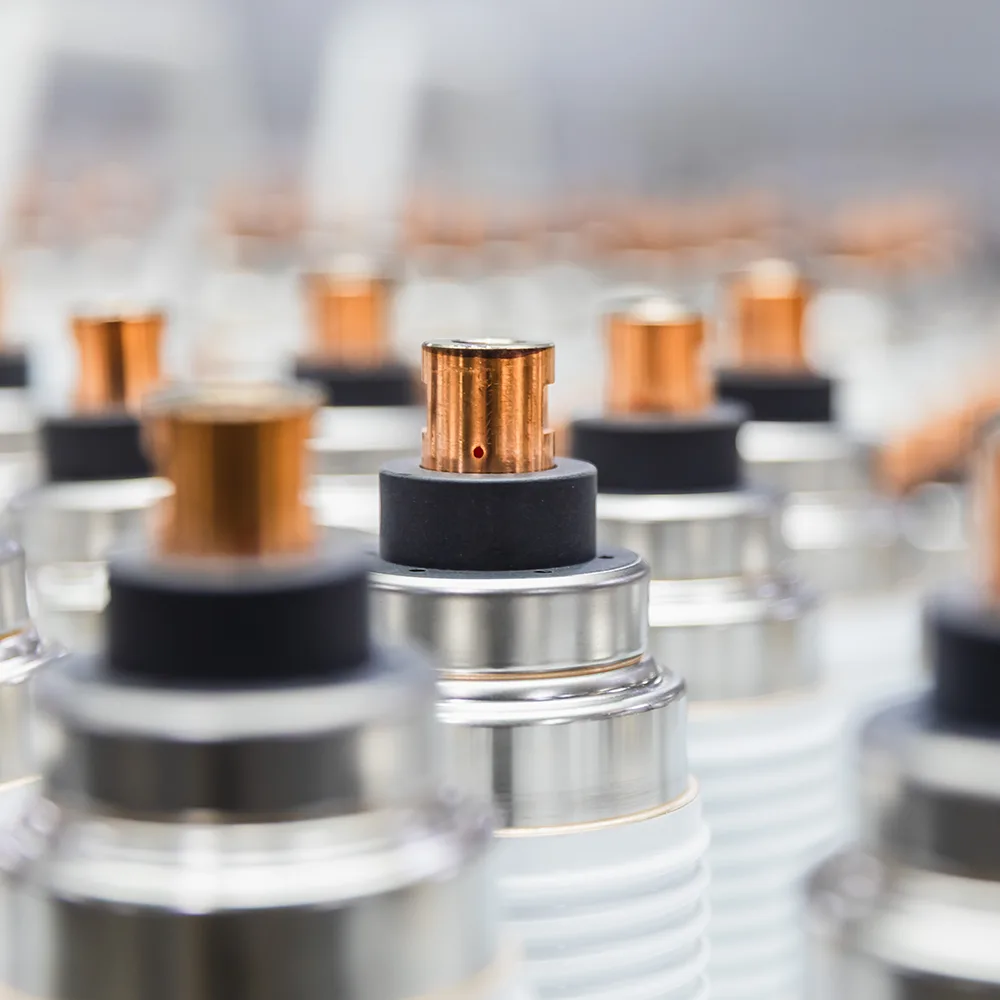 Quel est le principe d'utilisation d'une chambre d'extinction d'arc sous vide pour les disjoncteurs à vide extérieurs ?